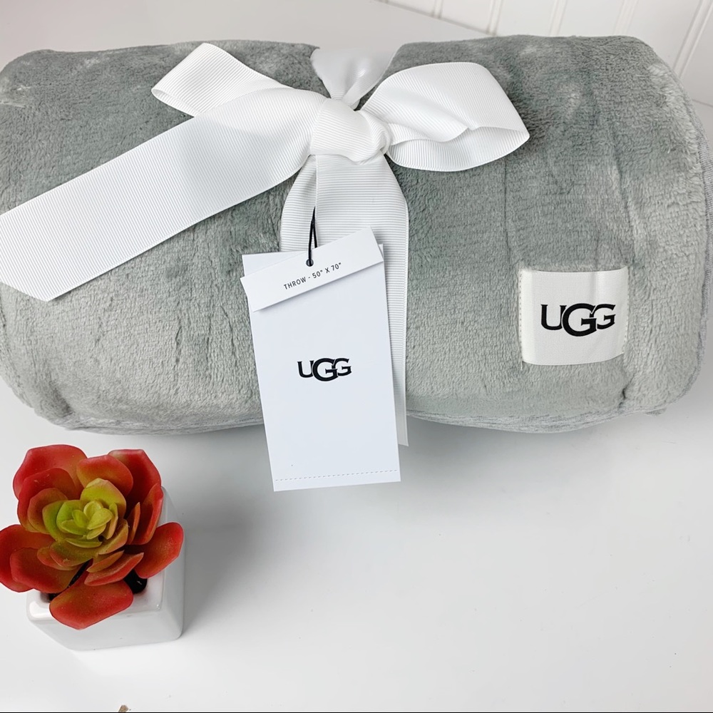 UGG Australia Plush Throw Gray 50”X 70” - Picture 2 of 4